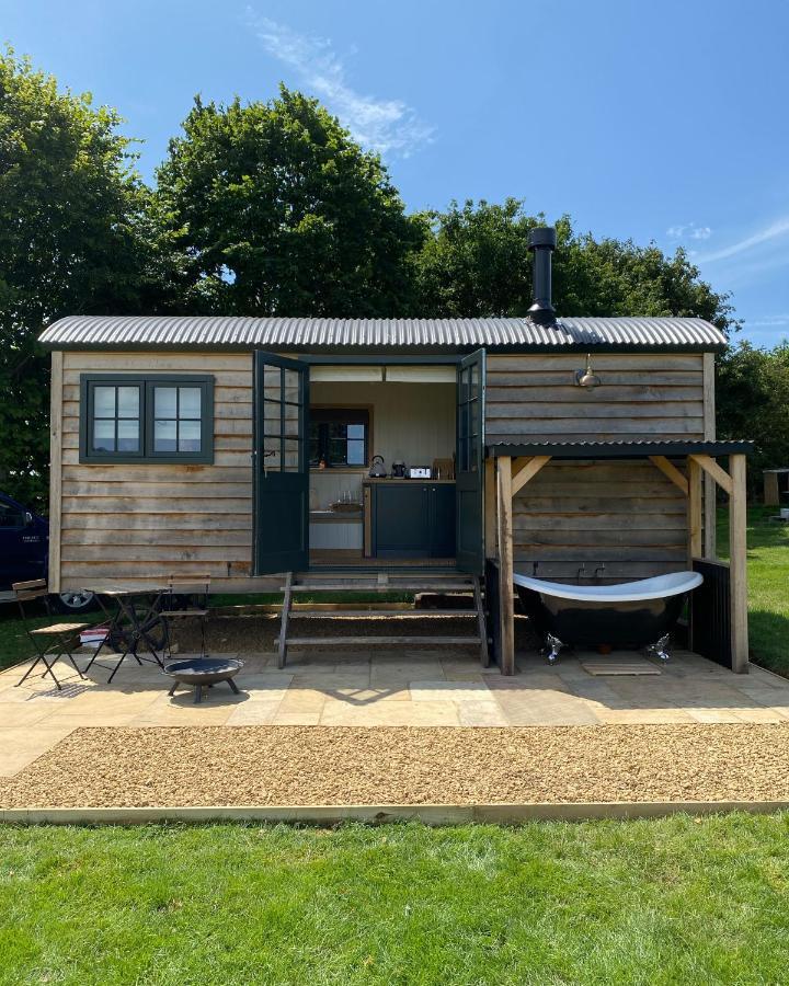 The Rabbit Warren Shepherd Hut Ketton Exterior photo