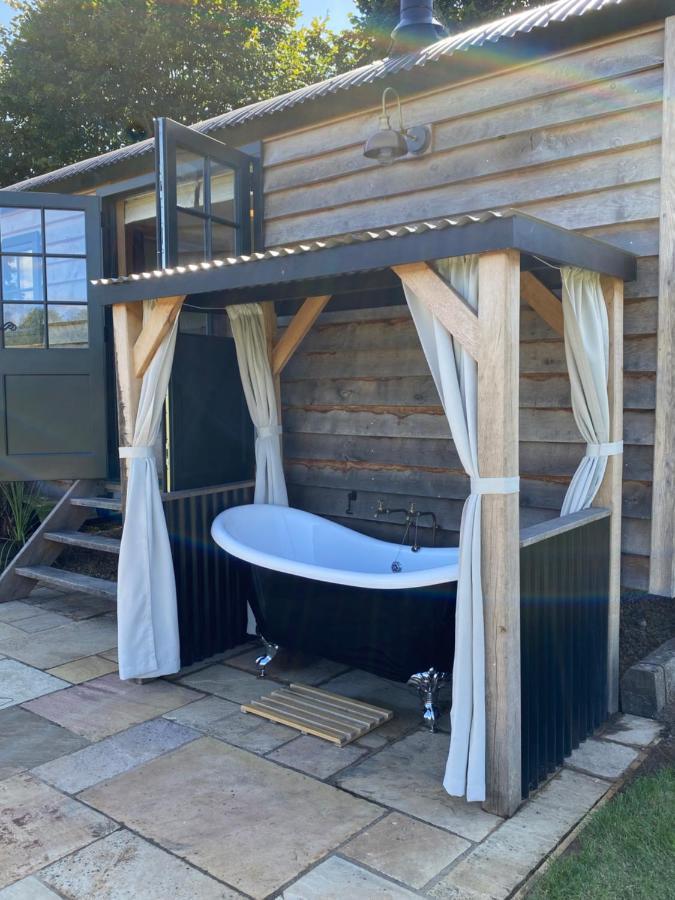 The Rabbit Warren Shepherd Hut Ketton Exterior photo