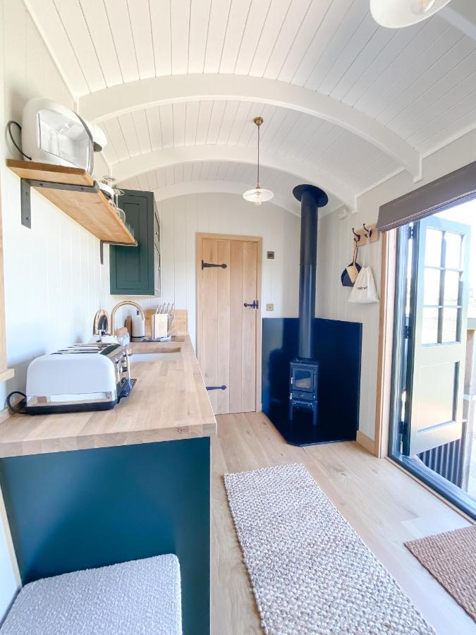 The Rabbit Warren Shepherd Hut Ketton Exterior photo